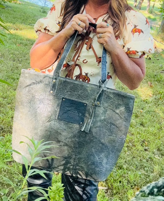 Corral Tote Blk/Silver D1288