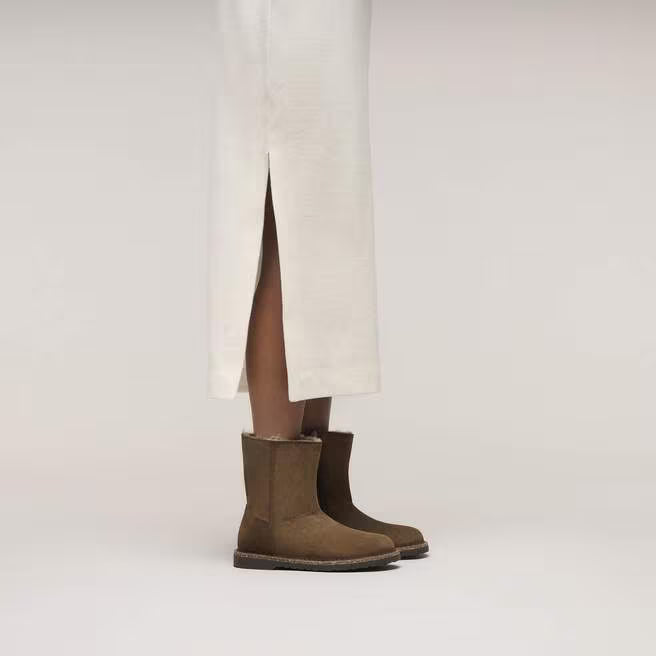 Now with an easy-on zip closure, the Uppsala Zip boot is all about effortless cold-weather comfort. Velvety suede wraps the exterior, while a genuine shearling lining delivers warmth from within. Grounded in our contoured footbed, it’s built for cozy support—no matter the weather.